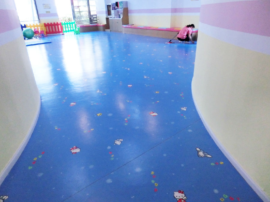 幼兒園塑膠地板應(yīng)該如何鋪裝呢？